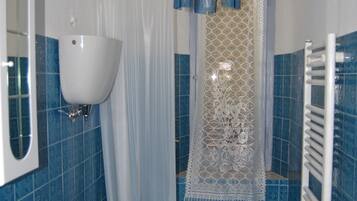 Appartement, 4 chambres, 2 salles de bains | Salle de bain | Douche, articles de toilette (gratuits), séchoir à cheveux, bidet