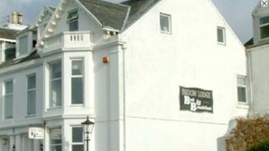 A white building with a sign that reads "Bristol Lodge Bed & Breakfast." - Broom Lodge (Largs)