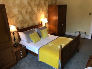 Double Room, Ensuite (Large) | Iron/ironing board, free WiFi, bed sheets - Broom Lodge (Largs)