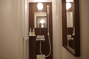 Bathroom shower - POPTONE the Guest House - Hostel (Hiroshima)