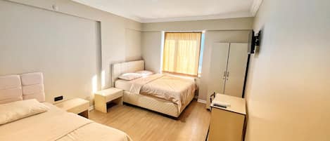 Habitación estándar con 2 camas individuales, 3 habitaciones | Escritorio, espacio para trabajar con un portátil, cortinas opacas
