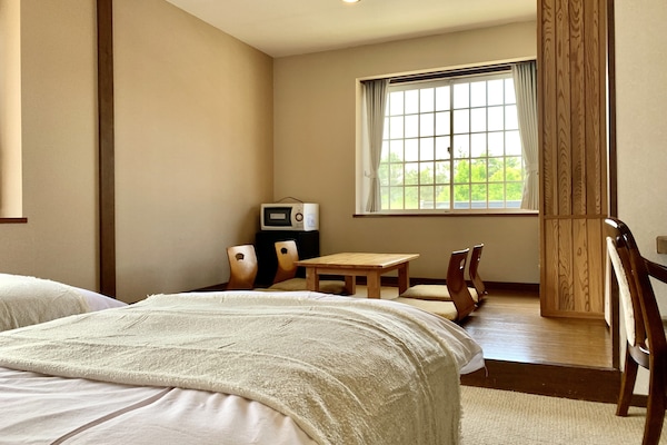 Habitación familiar | Escritorio, sistema de insonorización, wifi gratis y ropa de cama