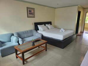 Habitación Deluxe | Escritorio y ropa de cama