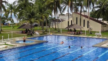 2 outdoor pools