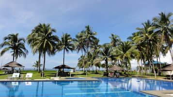 2 hồ bơi ngoài trời