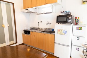 Full-sized fridge, microwave, stovetop, electric kettle