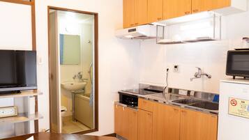 Refrigerador con congelador, microondas y parrilla de estufa