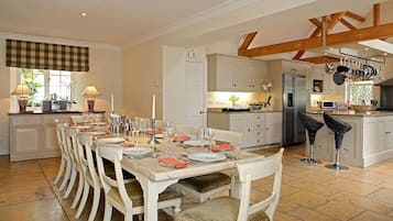 Cottage | In-room dining