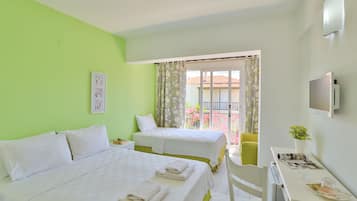 Habitación triple | Minibar, wifi gratis, ropa de cama