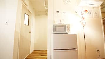 Basic Apartment, 1 Bedroom, Non Smoking, Private Bathroom (Room 3) | 1 bedroom, free WiFi, bed sheets