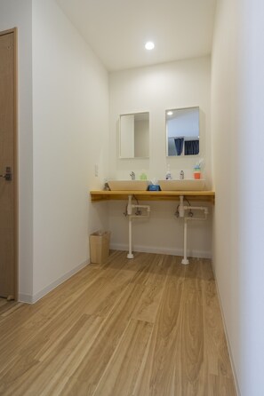 Appartamento Deluxe (One-Bedroom, Room 11) | Bagno | Doccia, set di cortesia gratuito, asciugacapelli, asciugamani