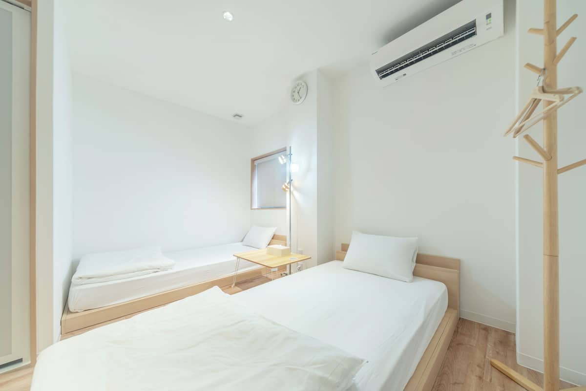 WiFi (free), bed sheets