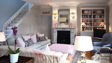 村舍 | 起居区 | 平板电视、DVD 播放器、iPod 基座、乒乓球