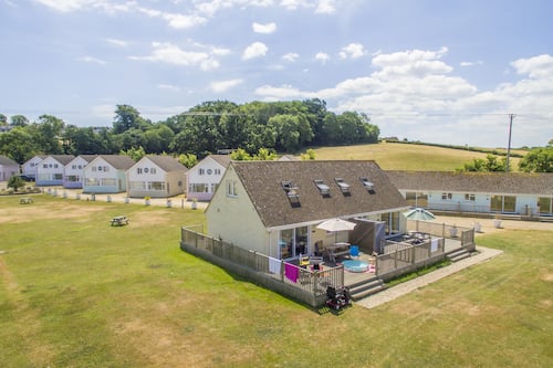 Premier Cottage, 3 Bedrooms | 1 bedroom, iron/ironing board, free WiFi, bed sheets