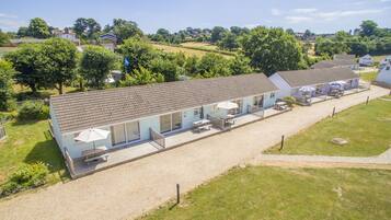 ํ๋ฆฌ๋ฏธ์ด ์ฝํฐ์ง, ์นจ์ค 2๊ฐ | ๊ฐ์ค์์ ๋ณด์ด๋ ์ ๋ง