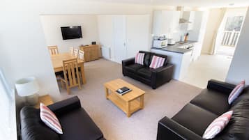 Premier Cottage, 4 Bedrooms | Living room | Flat-screen TV