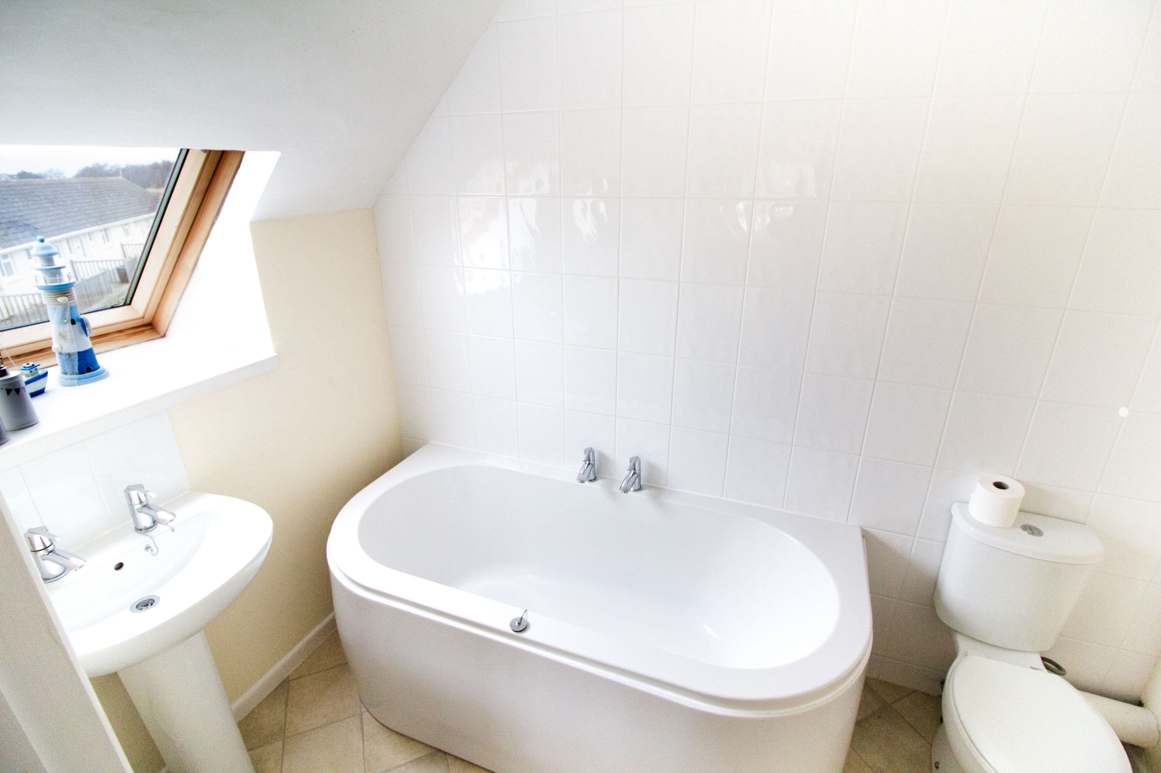 Ein Badezimmer mit Badewanne, Waschbecken und Toilette.