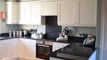 Full-sized fridge, microwave, oven, stovetop