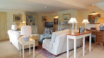 Cottage | Living area | Flat-screen TV, DVD player, iPod dock, ping pong
