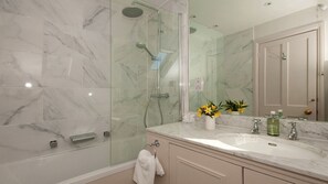 Cottage | Bathroom | Combined shower/bathtub, free toiletries, hair dryer, bathrobes