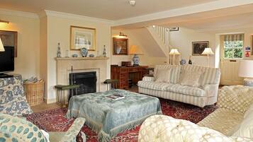 Cottage | Living area | Flat-screen TV, DVD player, iPod dock, ping pong