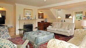 村舍 | 起居区 | 平板电视、DVD 播放器、iPod 基座、乒乓球