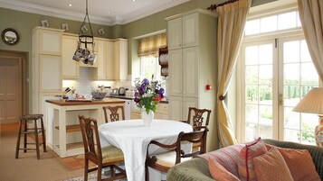 Cottage | In-room dining