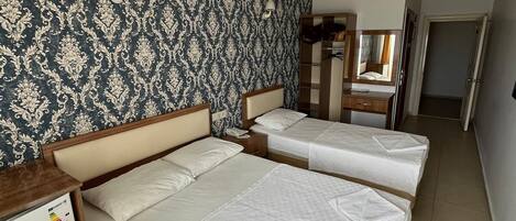 Camera Standard con 2 letti singoli, 1 camera da letto, aria condizionata, vista mare | Biancheria da letto di alta qualità, una scrivania, tende oscuranti