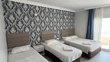 Camera quadrupla | Biancheria da letto di alta qualità, una scrivania, tende oscuranti