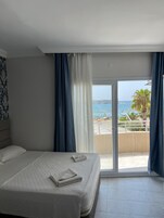 四人房 | 高档床上用品、办公桌、遮光窗帘、隔音