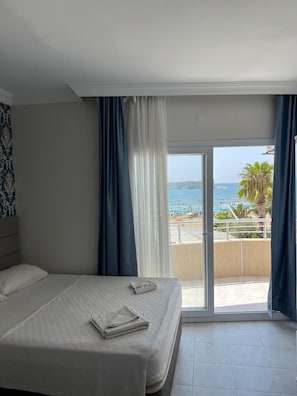 Literie de qualité supérieure, bureau, rideaux occultants