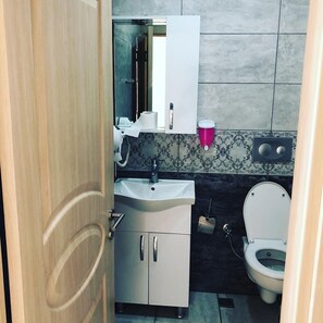 Chambre Triple | Salle de bain | Douche, articles de toilette gratuits, sèche-cheveux, chaussons