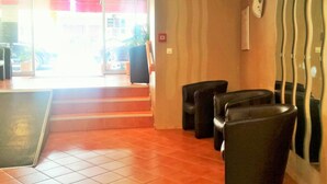 Lobby sitting area - Hotel du Chateau Fort (Lourdes)