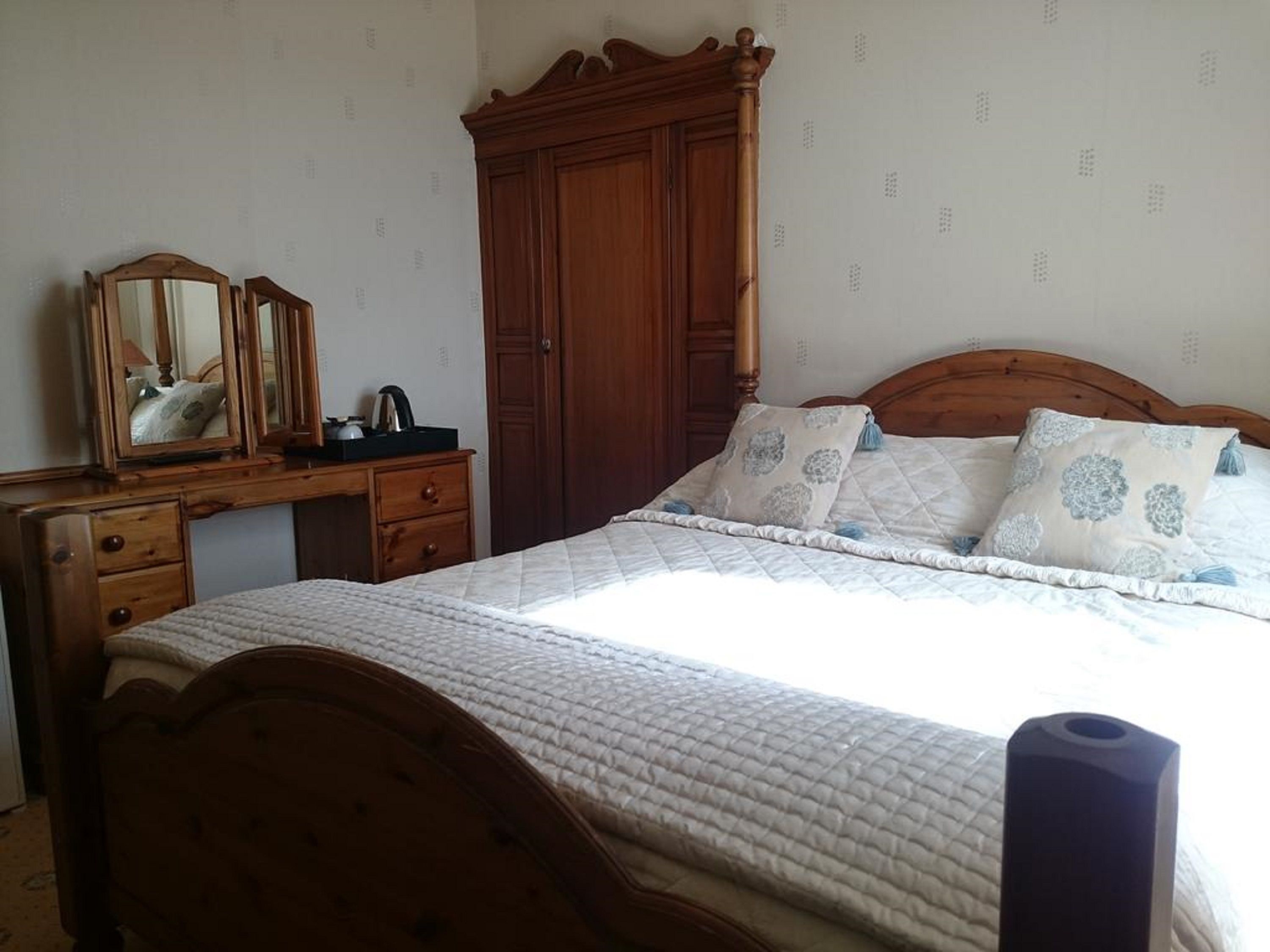 double room, shared bathroom | individually decorated, individually furnished, iron/ironing board
