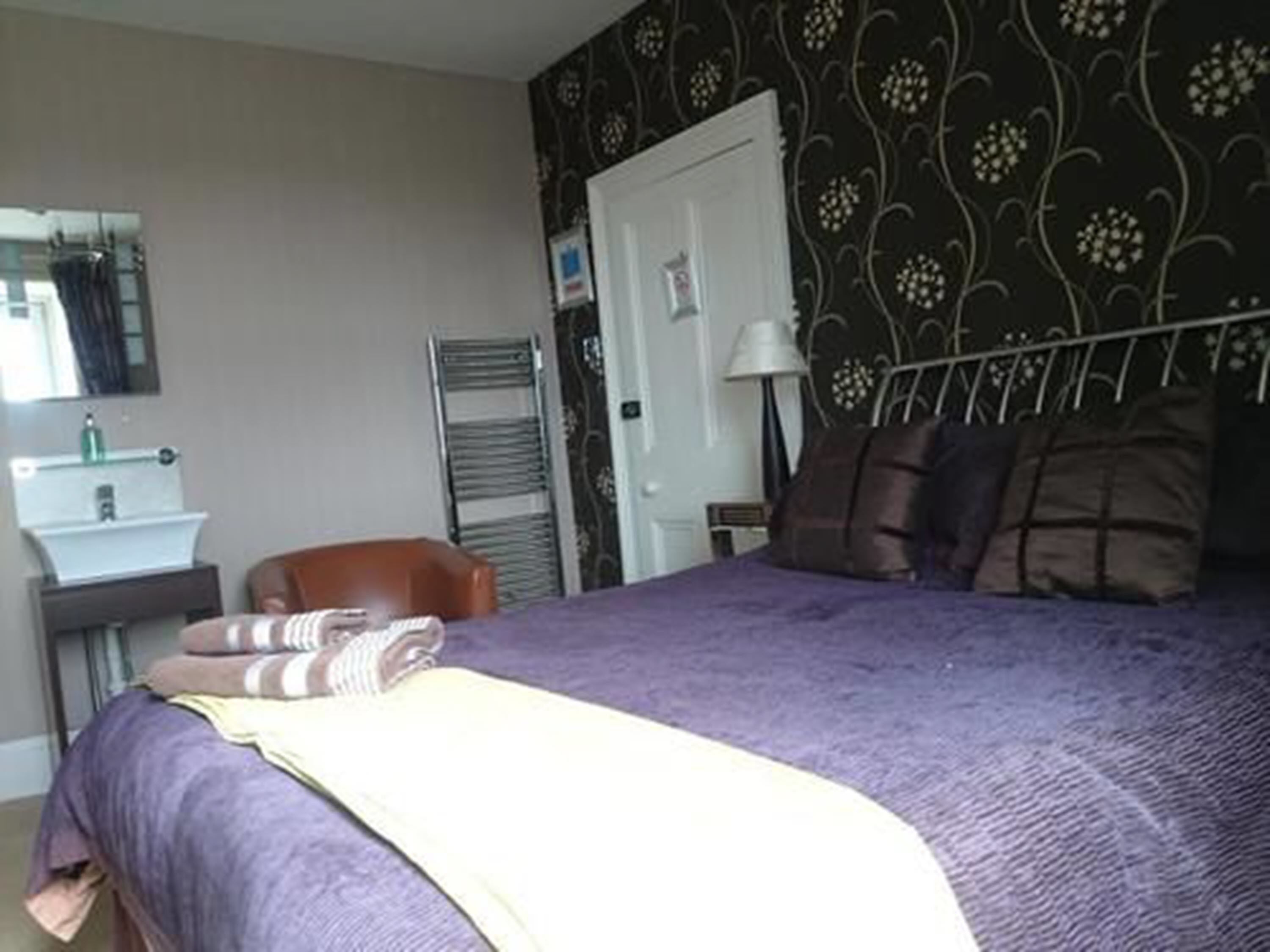 double room, private bathroom | individually decorated, individually furnished, iron/ironing board