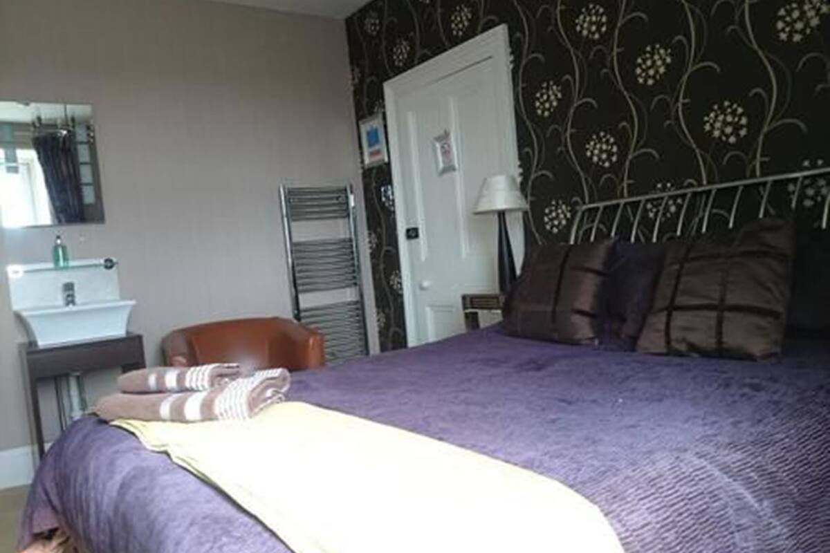 double room, private bathroom | individually decorated, individually furnished, iron/ironing board