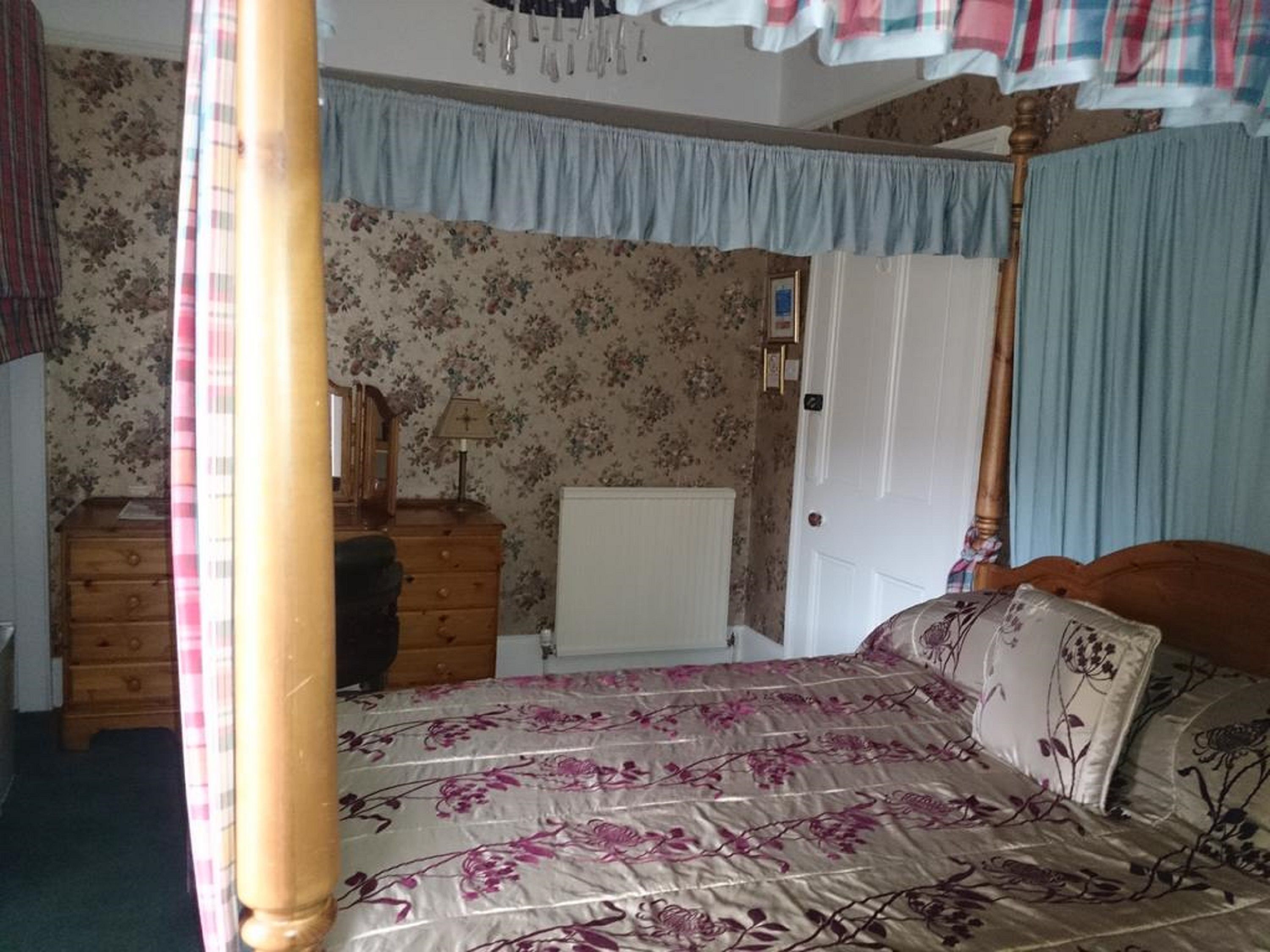 double room, shared bathroom | individually decorated, individually furnished, iron/ironing board