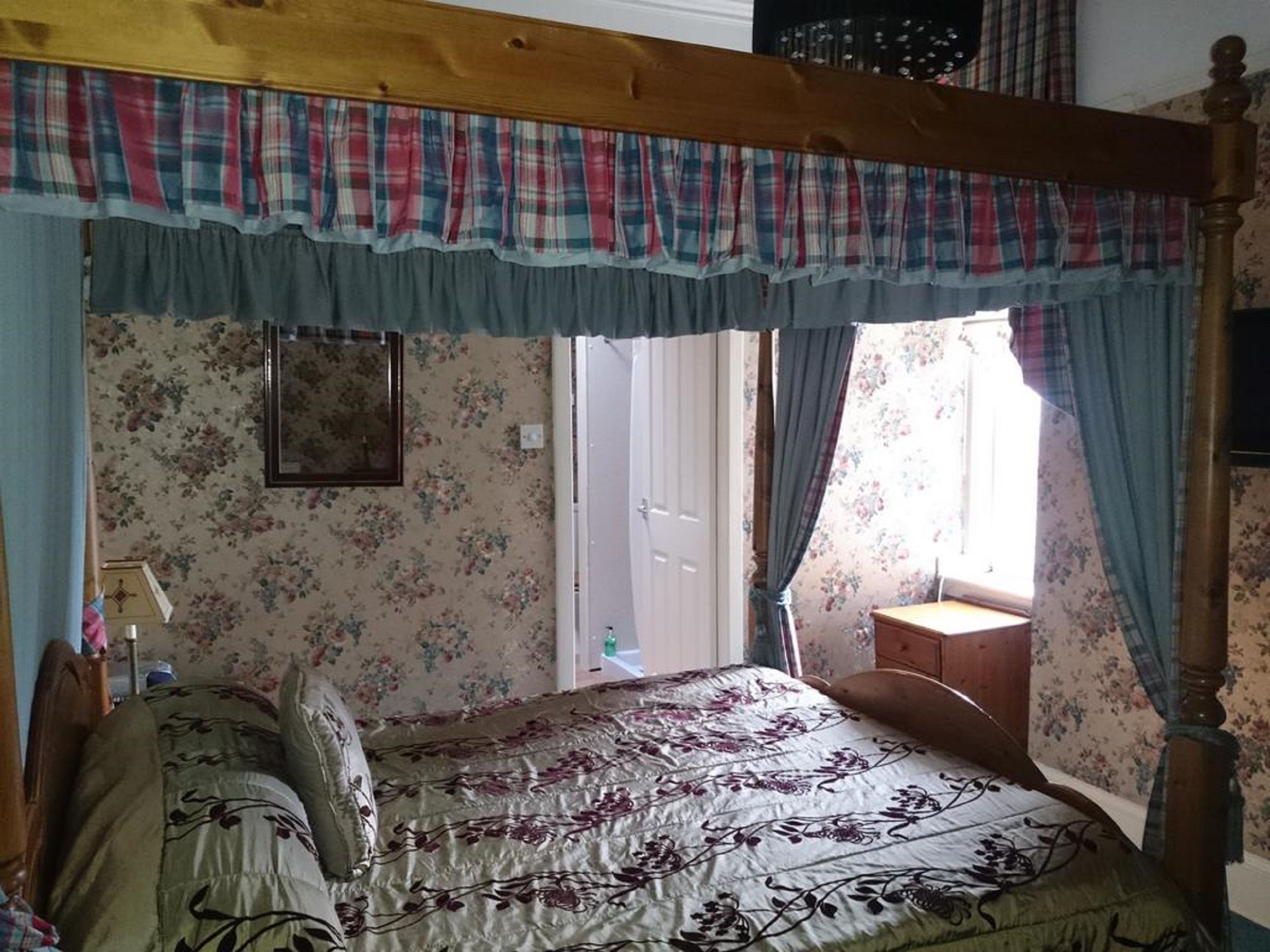 double room, shared bathroom | individually decorated, individually furnished, iron/ironing board