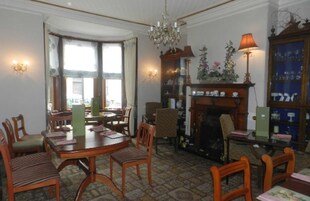 供应早餐、午餐和晚餐