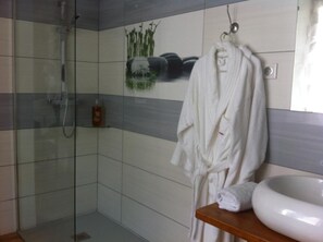 Regadera, amenidades de baño gratuitas, secadora de cabello, batas 