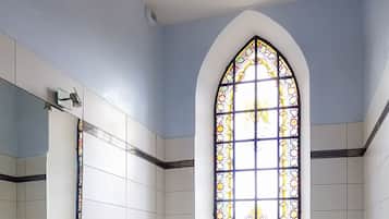 Room (Aspin) | Bathroom | Shower, free toiletries, hair dryer, bathrobes