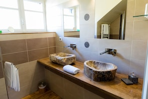 Kamar (La Fruitiere) | Kamar mandi | Shower, perlengkapan mandi gratis, pengering rambut, dan jubah mandi