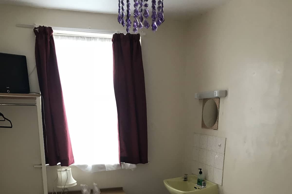 Iron/ironing board, free WiFi, bed sheets