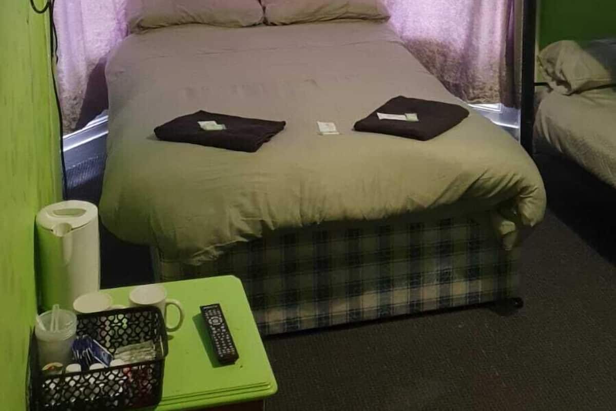 Iron/ironing board, free WiFi, bed sheets