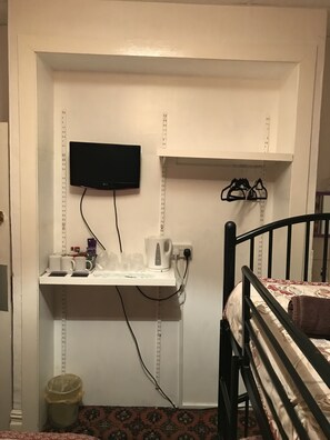 Iron/ironing board, free WiFi, bed sheets - The Merlin (Blackpool)