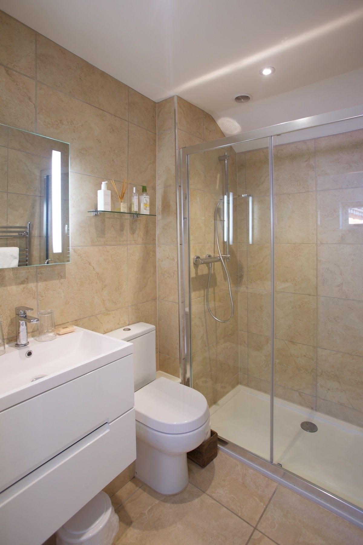 Badezimmer | Duschwanne, kostenlose Toilettenartikel, Haartrockner, Handtücher