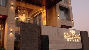 Exterior del hotel Chai Hanak, con un cartel llamativo, amplias ventanas de vidrio y un diseño arquitectónico moderno.