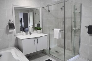 Secador de pelo, toallas, jabón, shampoo