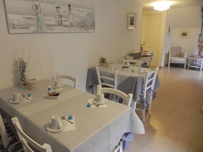 Petit déjeuner buffet (7 EUR par personne)