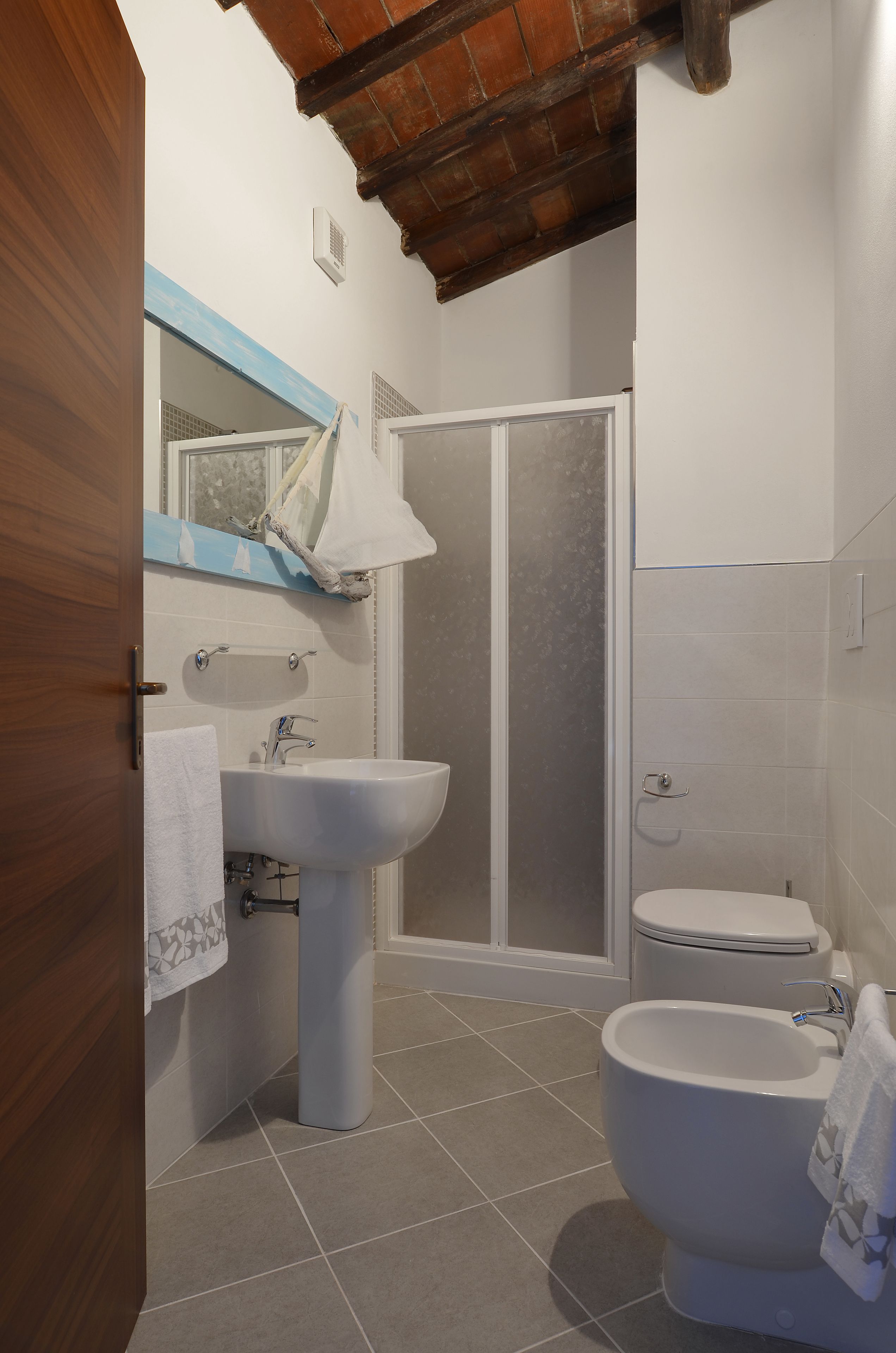 Doppel- oder Zweibettzimmer | Badezimmer | Dusche, kostenlose Toilettenartikel, Bidet, Handtücher